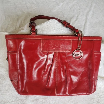 Bolsa de ombro Coach couro envernizado bolsa de mão vermelha charme soletrado F13761 - Imagem 1 de 4