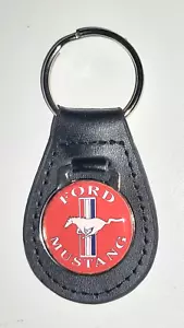 Ford Mustang Schlüsselanhänger rot Leder - Maße Emblem 30mm - Bild 1 von 1