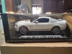 Shelby GT500 Super Snake 2012 Shelby Collectibles escala 1/18 diecast blanco/oro - Imagen 1 de 10