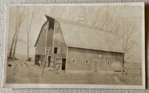 Vintage RPPC Postkarte große Scheune auf dem Bauernhof auf dem Land Männer Gebäude arbeiten - Bild 1 von 2