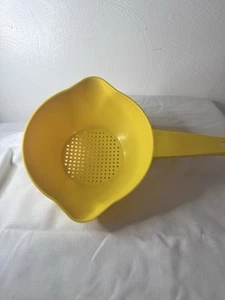 VINTAGE TUPPERWARE 1 QUART YELLOW STRAINER COLANDER #1200 Small - Picture 1 of 5