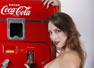 Coca Cola, Pepsi, Sprite Vintage Photos & Ads Free Rigid Top Loader 1035 - Picture 1 of 2