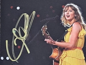 TAYLOR SWIFT Original Autogramm 20/30cm - Bild 1 von 1