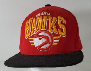 Cappello Atlanta Hawks Mitchell & Ness rosso/nero Bill Snapback legno duro classico cappello - Foto 1 di 9