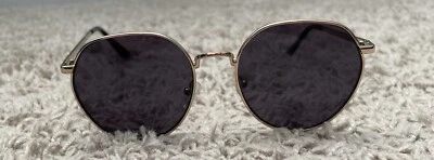 Gafas de sol doradas con montura circular Worlds Collide de Pink Lily  Foto 1 de 4