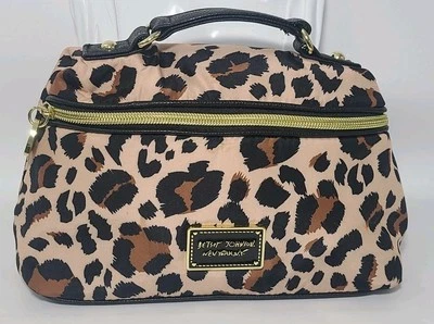 Bolsa de maquillaje cosmético suave con cremallera dorada estampado de leopardo Betsey Johnson New York (P1) Foto 1 de 4