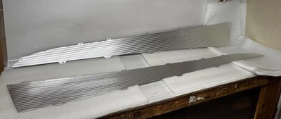 Chevrolet Bel Air 1957 cuarto de panel trasero insertos de moldura izquierda y derecha nuevo con dirigibles Foto 1 de 4