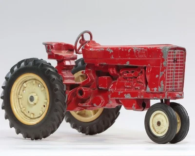 Tractor cosechadora Farmall International de hierro fundido de colección. Hecho en USA Foto 1 de 4