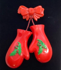 Old Vintage Christmas CELLULOID Early Plastic Red Mittens Dangle Brooch - Picture 1 of 10