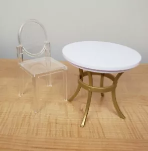 Mesa de cocina Rainbow High para casa de muñecas oro blanco 1 silla transparente de repuesto - Imagen 1 de 16