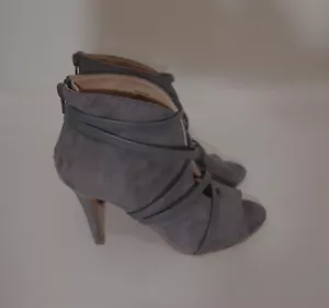 Botines de aguja Journee Collection para mujer gris con tiras Samara punta redonda talla 6 - Imagen 1 de 5