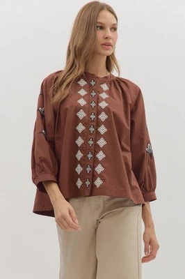 Top Entro bordado con botones manga 3/4 de gran tamaño en marrón espresso Foto 1 de 4