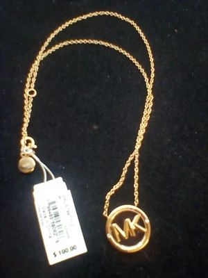 COLLAR COLGANTE MICHAEL KORS TONO DORADO LOGO NUEVO CON ETIQUETAS Foto 1 de 4