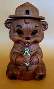 Smoky The Bear Vintage Keksdose aus den 60er Jahren, gekleidet in Waldläuferuniform & Hut - Bild 1 von 6