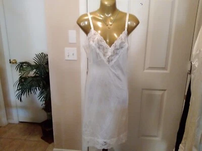 Corpiño completo vintage talla pequeña-mediana marfil con arco encaje Foto 1 de 4