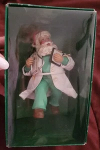 Vintage Dept 56 Fabriche Doctor Santa Weihnachtsschmuck mit Etikett & Karton - Bild 1 von 10