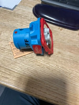 MELTRIC CORPORATION 63-18043 INLET/PLUG DSN20 20A 480VAC - Image 1 of 2