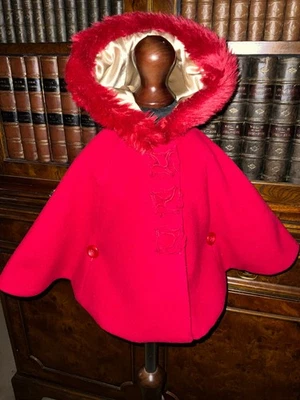 Abrigo con capucha con ribete de piel roja monzón con forro satinado dorado - 0-12M - Nuevo Foto 1 de 4