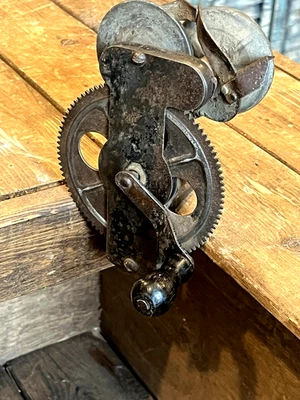 Antique Hand Crank QUICKEDGE SHARPENER CO. Chicago Knife Scissor Sharpener (18B) - Image 1 of 4