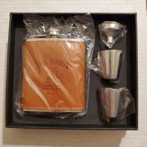 Jack Daniels Gift Set with 7 Oz. Flask - 2 Shot Glasses - Funnel  New - Bild 1 von 6