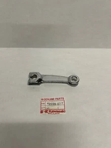 Brazo de freno trasero Kawasaki 74-78 KX250 nuevo OEM 42029-037 - Imagen 1 de 3