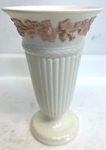 Wedgwood Etruria Barlaston Vintage geprägte Queensware cremefarbene Weinrebe Vase 6,5 Zoll - Bild 1 von 5