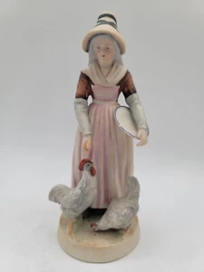 Estatuilla vintage Andrea by Sadek mujer alimentando pollos - Imagen 1 de 7