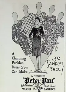 Encantador vestido parisino con solapa 1928 Peter Pan Fabrics estampado anuncio vintage - Imagen 1 de 2