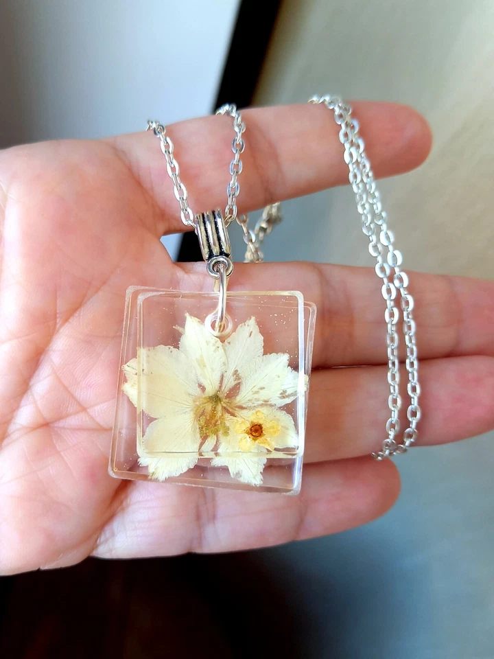 Catenina con Ciondolo in Resina (Mod. Tridimensionale @AitakResinArt) - Immagine 1 di 3