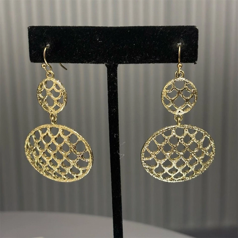 Pendientes Monet para mujer tono dorado colgante celosía níquel gancho libre declaración Foto 1 de 4