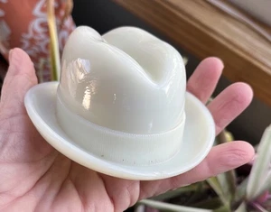 Vintage weiß Milchglas Stetson Stil Fedora Hut mit Schleife MCM Dekor Chapeau **LESEN** - Bild 1 von 8
