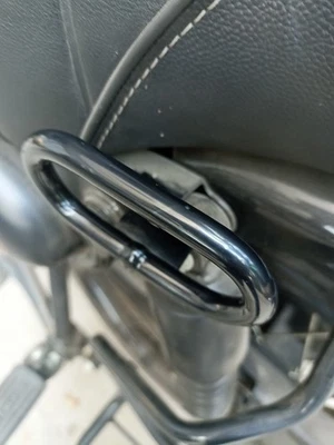 Mango de agarre lateral Royal Enfield AJUSTE UNIVERSAL PARA TODOS LOS MODELOS ROYAL ENFIELD Foto 1 de 4