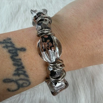 Brazalete Art Glass de vidrio fundido negro, bronce, plata, cuentas elásticas Foto 1 de 4