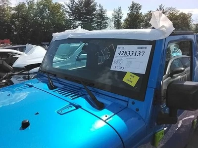 Used Windshield fits: 2016 Jeep Wrangler glass and frame Grade A - Imagem 1 de 4