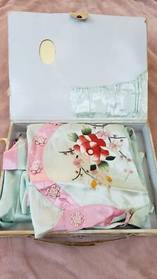 Pijama y bata de satén azul en caja de la guerra de Corea de los años 50 recuerdo antigüedades  Foto 1 de 4