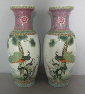 Fino par de jarrones antiguos de porcelana rosa familiar china de 24,5" con pavos reales Foto 1 de 4