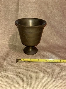 Antico mortaio da farmacia in ottone. F - Foto 1 di 3