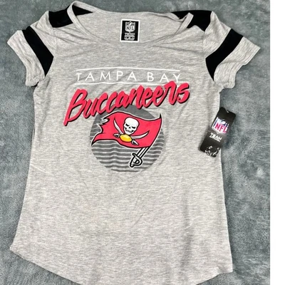 NUEVO CON ETIQUETAS NFL Team Apparel Tampa Bay Buccaneers Mujer’s M Gris Camiseta Gráfica Foto 1 de 4