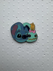 Prendedor Misterios Mágicos Parques Disney 2025 - Stitch & Scrump - Imagen 1 de 2