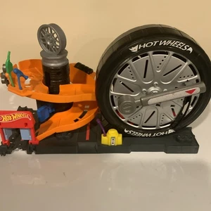 Mattel Hot Wheels FNB17 Pit Stop Big Tire Launcher Play Track Set - Picture 1 of 4