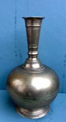 Jarrón grande de latón calidad Nic siglo XIX islámico Oriente Medio Foto 1 de 4