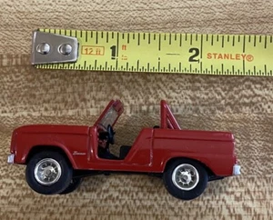 Johnny Lightning 1966 Ford Bronco rot Maßstab 1:64 - Bild 1 von 10