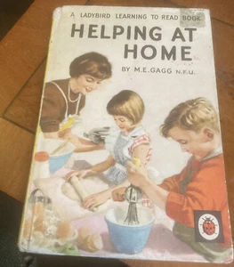 Rare ‘Ladybird’ Book: ‘Helping At Home’, M.E. Gagg, 1961 - Picture 1 of 10