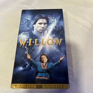 VTG 2001 VHS RELEASE OF 1988 MOVIE WILLOW-LUCAS FILM-VAL KILMER-WARWICK DAVIS - Picture 1 of 10