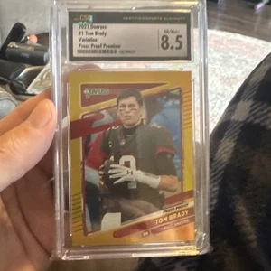 Tom Brady, 2021 Donruss Press Proof Premium senza casco oro #1..CSG 8,5 - Foto 1 di 2
