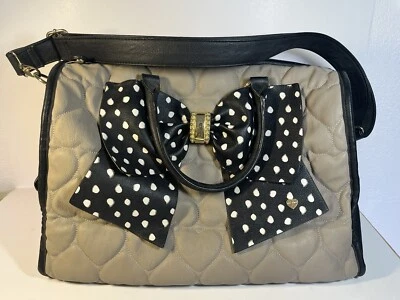 Bolso de Lona Betsey Johnson Weekender Pequeño Bronceado con Lazo Grande Costuras en Corazón Foto 1 de 4