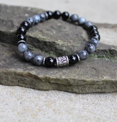 Pulsera elástica con cuentas de 8" de ónix negro y labradorita de 8 mm para hombre Foto 1 de 4