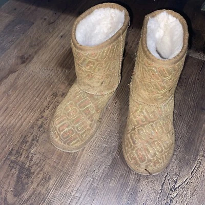 Botas UGG Australia Classic II Gráficas Niños Jóvenes 1112383K Marrón Talla 13 Foto 1 de 4