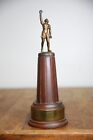 Vintage Tennis Drewniane trofeum 1945 Damski mistrz miasta Mosiężna odznaka Bar sportowy