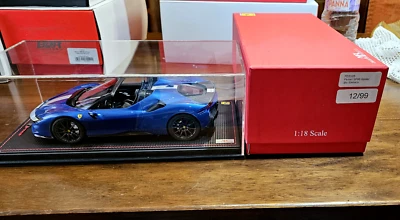 1/18 MR Collection Ferrari SF90 Spider in Blu Elettrico su Base in Pelle - Immagine 1 di 4